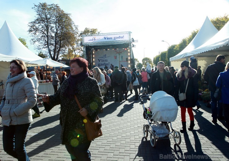 Jūrmalā sestdien, 05.10.2013, ar plašu kultūras pasākumu programmu Majoru stāvlaukumā un Horna dārzā – koncertiem uz divām skatuvēm un bagātīgu rudens 107231