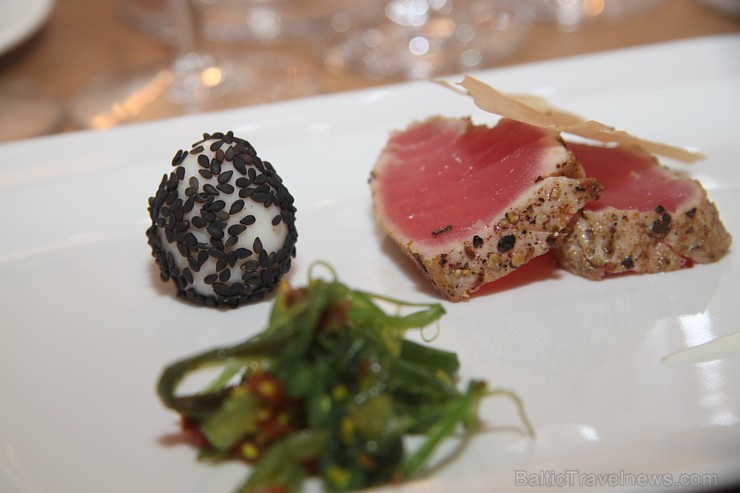 Restorāns «Wine Kitchen»: apsvilināta tunzivs fileja ar naturālā jogurta vasabi mērci... jūraszāļu salāti, paipalu olas, brikešu mīklas kraukšķis 107403