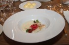Restorāns «Wine Kitchen»: citronzāles sviestā pagatavoti kalmāri ar austeru velutē mērci... marinēti sīpoli, vītināti ķiršu tomāti, kaperi 14