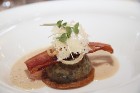 Restorāns «Wine Kitchen»: meža sēņu raviolli ar baraviku kapučīno mērci... cūkgaļas pavēdere, sīpolu gredzeni, parmezāna kraukšķis 16