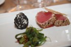 Restorāns «Wine Kitchen»: apsvilināta tunzivs fileja ar naturālā jogurta vasabi mērci... jūraszāļu salāti, paipalu olas, brikešu mīklas kraukšķis 18