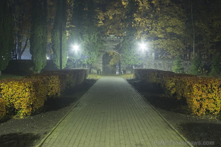 Arī diennakts tumšajā laikā tūristi izbauda zelta rudeni Siguldā 107419