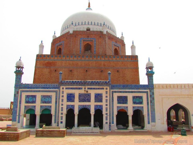 Sheikh Zakariya mauzolejs ir celts 13. gs., Zakarija pirmais aizsāka Sūfisma popularizēšanu Multanā, ko turpināja viņa dēls un pilsētas aizstāvis Shah Sheikh Zakariya mauzolejs ir celts 13. gs., Zakarija pirmais aizsāka Sūfisma popularizēšanu Multanā, ko turpināja viņa dēls un pilsētas aizstāvis Shah 107431