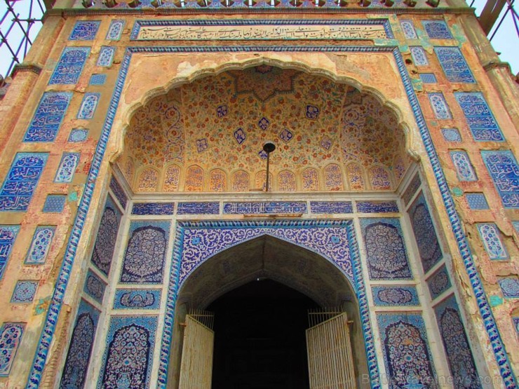 Samarkandai un Bukharai līdzīgais stils, kur senās ķieģeļu ēkas tiek izdekorētas ar zilām, rotājumiem bagātām flīzēm, ir raksturīgas gan Multanas liel Samarkandai un Bukharai līdzīgais stils, kur senās ķieģeļu ēkas tiek izdekorētas ar zilām, rotājumiem bagātām flīzēm, ir raksturīgas gan Multanas liel 107432