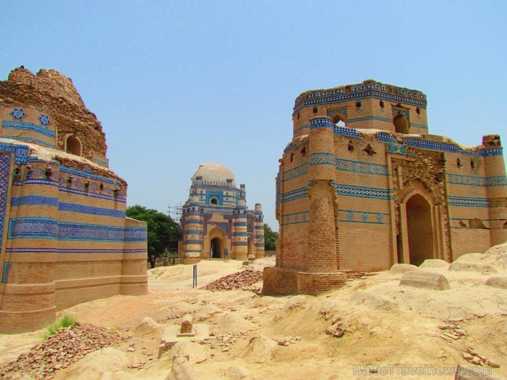 Uch Sharif atrodas arī daudzas citas sufisma mistiķu kapenes. Vairāk par ceļojumu - www.impro.lv 107449