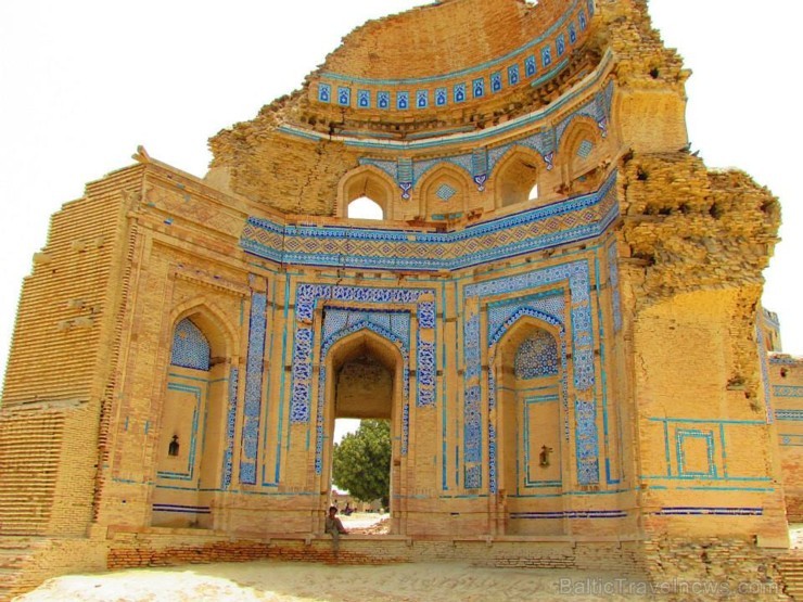 Uch Sharif atrodas arī daudzas citas sufisma mistiķu kapenes. Daudzas no tām ir drupu stāvoklī. Vairāk par ceļojumu - www.impro.lv 107450