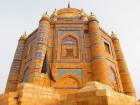 14. gs. celtais Sultāna Akbara mauzolejs Multanā. Gan Multana, gan Učšarifa 12.-18.gs. kļuva par nozīmīgiem islāma kultūras un reliģijas centriem pasa 3