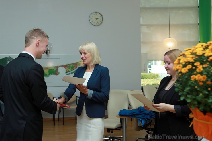 Jūrmalas pilsētas domē 11.10.13 godināja konkursa Jūrmalas labākais ēdināšanas uzņēmums 2013 uzvarētājus. Žūrija visaugstāk novērtējusi restorānu Cavi Jūrmalas pilsētas domē 11.10.13 godināja konkursa Jūrmalas labākais ēdināšanas uzņēmums 2013 uzvarētājus. Žūrija visaugstāk novērtējusi restorānu Cavi 107497