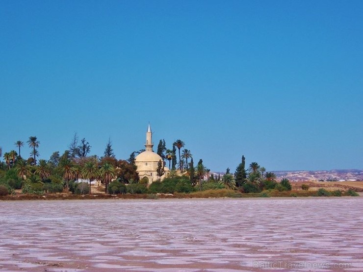 Hala Sultan Tekke mošeja pie Larnakas sālsezera (Hala Sultan Tekke mosque at Larnaca Salt lake). Vairāk informācijas interneta vietnē www.latviatours. 107876