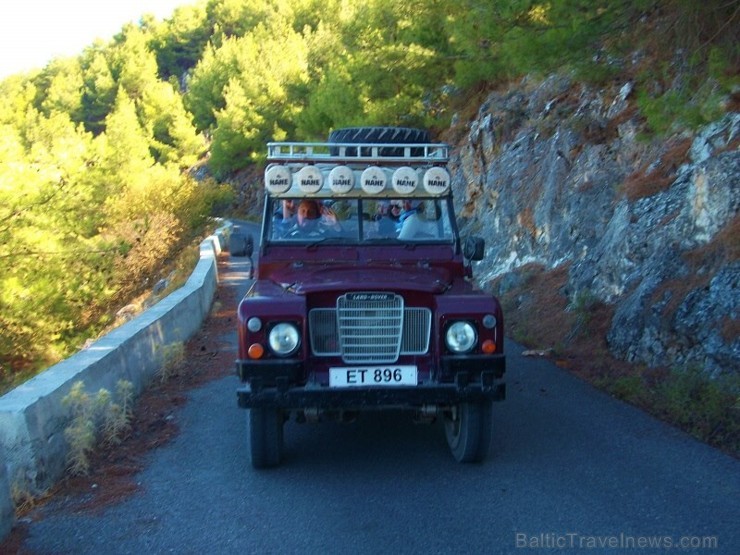 Džipu tūre Ziemeļkipras kalnos (Jeep tour in the mountains of Northern Cyprus). Vairāk informācijas interneta vietnē www.latviatours.lv Džipu tūre Ziemeļkipras kalnos (Jeep tour in the mountains of Northern Cyprus). Vairāk informācijas interneta vietnē www.latviatours.lv 107890