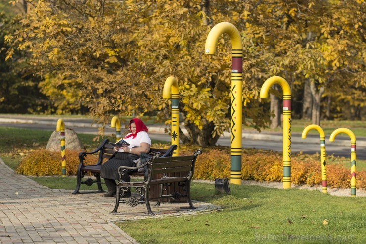 Siguldas spieķu parks ir veltījums Siguldas raksturīgākajam suvenīram – pastaigu spieķim 107904