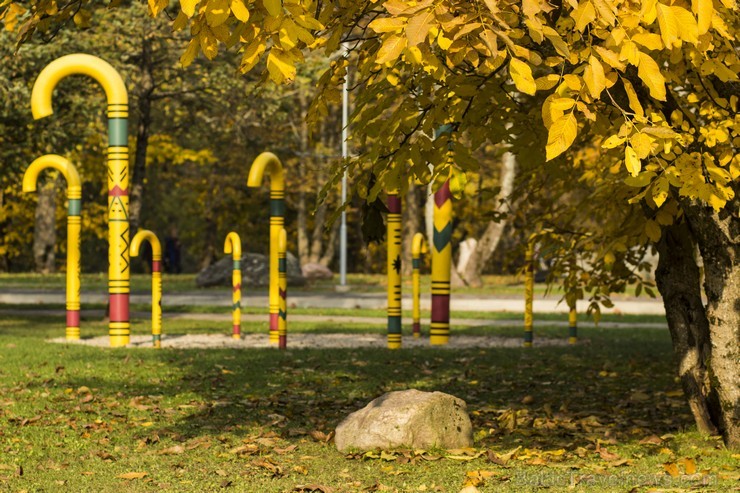 Siguldas spieķu parks ir veltījums Siguldas raksturīgākajam suvenīram – pastaigu spieķim 107911