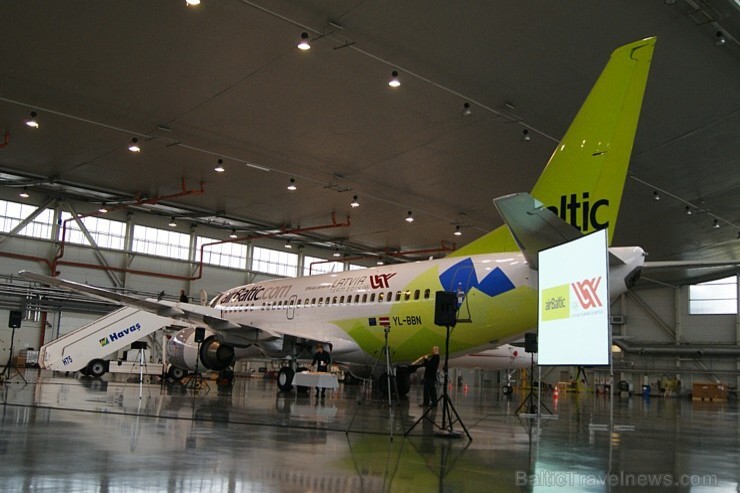 Latvijas nacionālā aviokompānija airBaltic 24.10.2013 svinīgi atklājusi savu īpašā dizaina Boeing 737 lidmašīnu, lai atzīmētu sadarbības uzsākšanu ar  108262