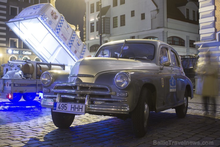 Rātslaukumā ieradušies elektromobiļu rallija Sanktpēterburga – Montekarlo dalībnieki