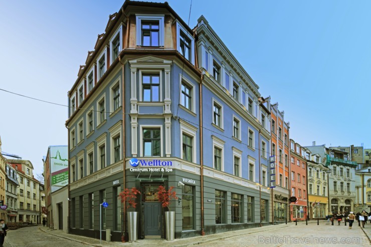 Viesnīcas ēka celta 1873. gadā, to projektējis arhitekts Otto Dīce. Viesnīcā atrodas 120 numuriņi, kas spēj uzņemt līdz pat 250 viesiem Viesnīcas ēka celta 1873. gadā, to projektējis arhitekts Otto Dīce. Viesnīcā atrodas 120 numuriņi, kas spēj uzņemt līdz pat 250 viesiem 108353