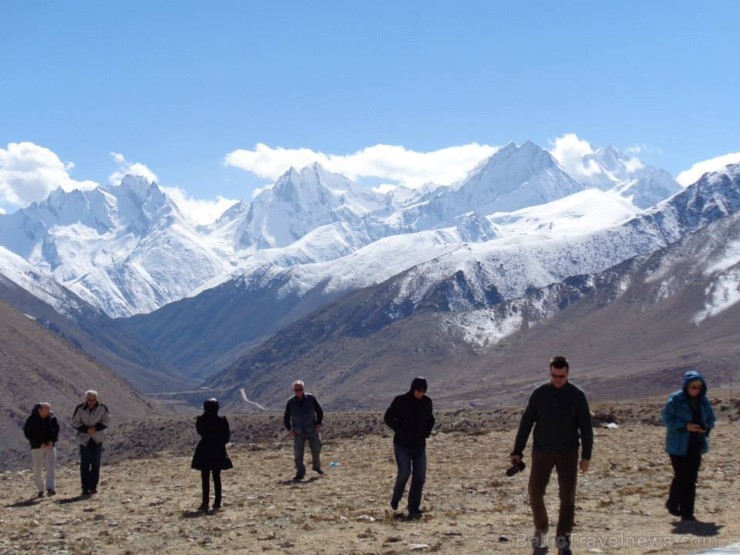 Pirms došanās lejā no Tibetas augstkalnu plato, vēl pēdējie skati uz sniegotajām Himalaju 8000-nieku virsotnēm - www.impro.lv 108395