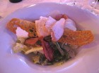 Cēzara salāti ar grilētu vistas krūtiņu un kraukšķīgi ceptu bekonu. Vakariņu viesu izvēlei tiek piedāvāts baltvīns vai sarkanvīns, kā arī tēja vai kaf 10