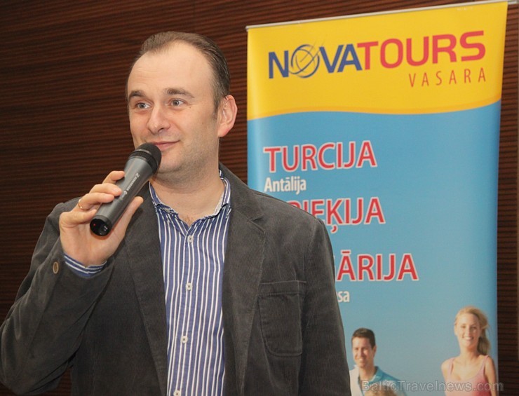 Starptautiskā tūroperatora Novatours direktors Latvijā Leonīds Močeņovs personīgi iepazīstina ceļojumu konsultantus ar tūroperatora galamērķiem 108783