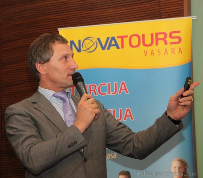 Tūroperatora Novatours pārdošanas direktors Enriko Ružickis iepazīstina ceļojumu konsultantus ar tehnisko informāciju 108786