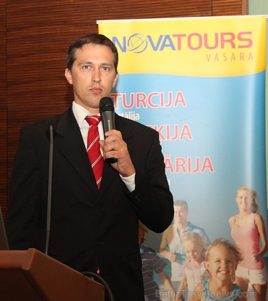 Tūroperatora Novatours pārdošanas direktora asistents Raitis Bēmers iepazīstina ceļojumu konsultantus ar rezevēšanas sistēmas jaunumiem 108791