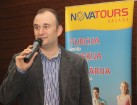 Starptautiskā tūroperatora Novatours direktors Latvijā Leonīds Močeņovs personīgi iepazīstina ceļojumu konsultantus ar tūroperatora galamērķiem 3