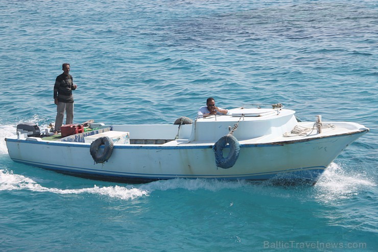 Ar šādām laivām tūristiem pieved saldējumu un citus našķus 108901