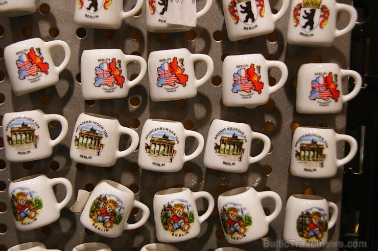 Vairums Berlīnes suvenīros saskatāma līdzība ar citu valstu suvenīriem, tomēr atrodamas arī neredzētas un oriģinālas lietas kā atmiņa par Berlīnes ceļ Vairums Berlīnes suvenīros saskatāma līdzība ar citu valstu suvenīriem, tomēr atrodamas arī neredzētas un oriģinālas lietas kā atmiņa par Berlīnes ceļ 108932