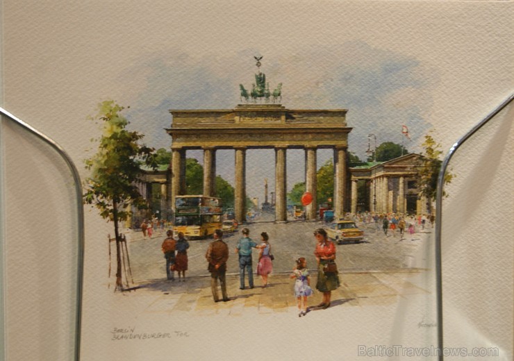 Vairums Berlīnes suvenīros saskatāma līdzība ar citu valstu suvenīriem, tomēr atrodamas arī neredzētas un oriģinālas lietas kā atmiņa par Berlīnes ceļ 108943