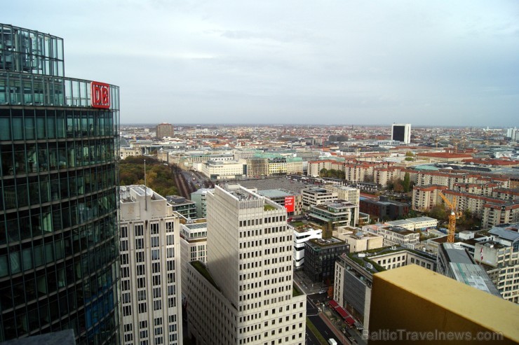 No Berlīnes Potsdamas laukuma paveras elpu aizraujošs skats uz pilsētu. Šeit patiešām var redzēt, ka Berlīne ir metropole - pilsētai malu nemaz nevar No Berlīnes Potsdamas laukuma paveras elpu aizraujošs skats uz pilsētu. Šeit patiešām var redzēt, ka Berlīne ir metropole - pilsētai malu nemaz nevar 108957