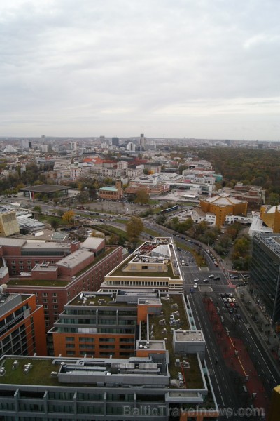 No Berlīnes Potsdamas laukuma paveras elpu aizraujošs skats uz pilsētu. Šeit patiešām var redzēt, ka Berlīne ir metropole - pilsētai malu nemaz nevar No Berlīnes Potsdamas laukuma paveras elpu aizraujošs skats uz pilsētu. Šeit patiešām var redzēt, ka Berlīne ir metropole - pilsētai malu nemaz nevar 108967