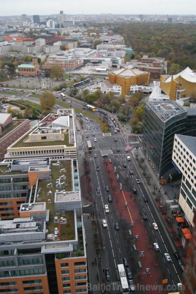 No Berlīnes Potsdamas laukuma paveras elpu aizraujošs skats uz pilsētu. Šeit patiešām var redzēt, ka Berlīne ir metropole - pilsētai malu nemaz nevar No Berlīnes Potsdamas laukuma paveras elpu aizraujošs skats uz pilsētu. Šeit patiešām var redzēt, ka Berlīne ir metropole - pilsētai malu nemaz nevar 108969