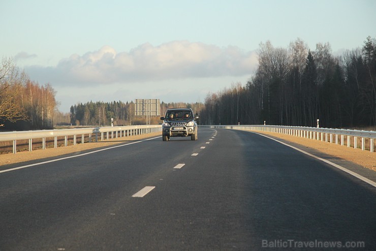 Travelnews.lv izbrauc jauno autoceļa maršrutu Tīnūži - Koknese. Dažos posmos ceļš ar īpašu žogu nodalīts no meža zvēriem. Travelnews.lv izbrauc jauno autoceļa maršrutu Tīnūži - Koknese. Dažos posmos ceļš ar īpašu žogu nodalīts no meža zvēriem. 108975