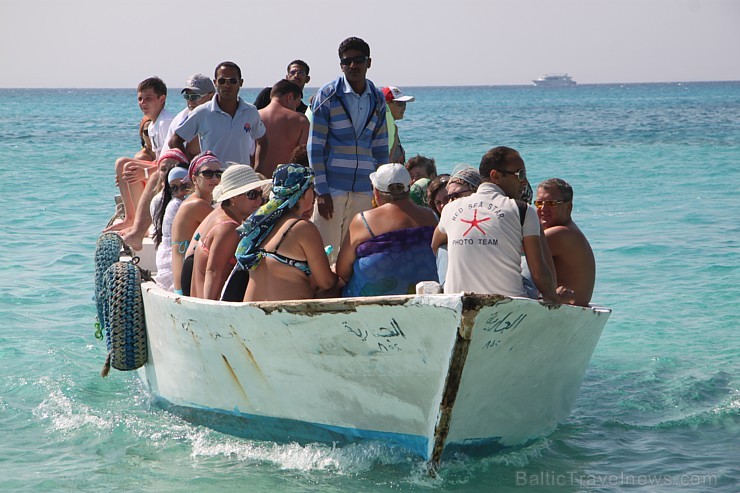 Daudzi tūristi no Hurgadas dodas ar kuģīšiem Sarkanajā jūrā un mazākām laivām pietauvojas krastā, lai sauļotos un izbaudītu peldes burvestību 108992