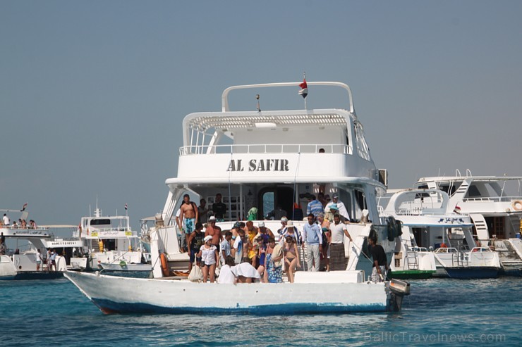 Mazās laivas uzņem tūristus un nogādā krastā 108993
