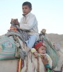 Kopā ar kamieļiem un beduīņiem tuksnesī pie Hurgadas. Vairāk informācijas par ceļojumiem uz Ēģipti pie tūroperatora GoAdventure 24