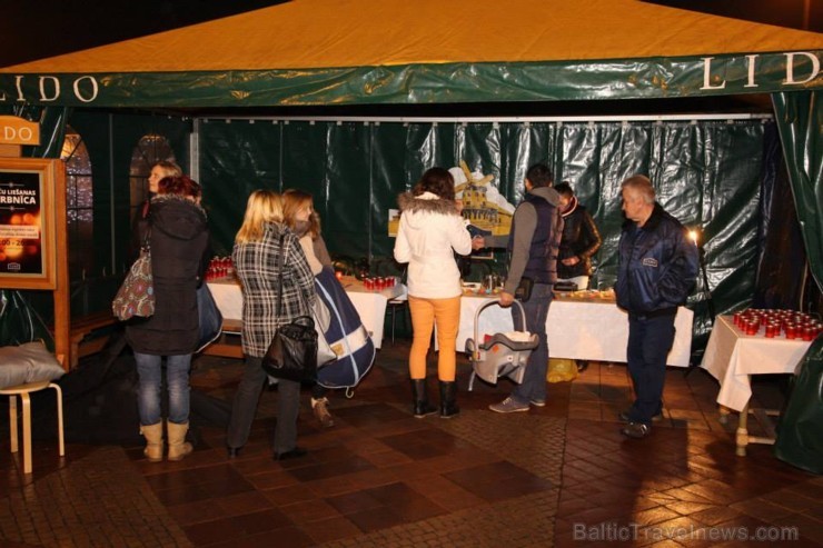 Atzīmējot Lāčplēša dienu, Lido Atpūtas centra apmeklētājiem bija iespēja izgatavot svecīti Sveču liešanas darbnīcā un piedalīties Pateicības uguns ied Atzīmējot Lāčplēša dienu, Lido Atpūtas centra apmeklētājiem bija iespēja izgatavot svecīti Sveču liešanas darbnīcā un piedalīties Pateicības uguns ied 109303