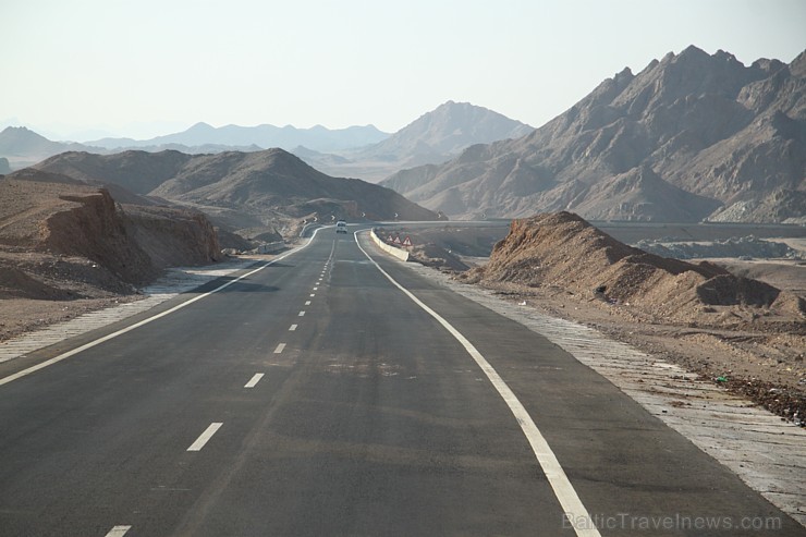 Ceļš no Hurgadas uz Luksoru tiek būvēts par labu tūristiem. Vairāk par ceļojumiem uz Ēģipti - www.goadventure.lv 109555