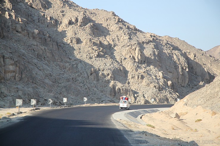 Ceļš no Hurgadas uz Luksoru tiek būvēts par labu tūristiem. Vairāk par ceļojumiem uz Ēģipti - www.goadventure.lv 109561
