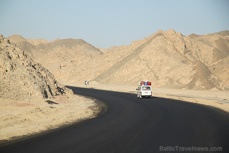 Ceļš no Hurgadas uz Luksoru tiek būvēts par labu tūristiem. Vairāk par ceļojumiem uz Ēģipti - www.goadventure.lv 109562