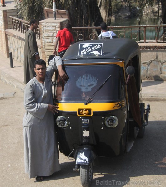 Ēģiptiešu ikdiena maršrutā Hurgada - Luksora caur tūristu autobusa logu ārpus kūrortiem. Vairāk informācijas par ceļojumiem uz Ēģipti - www.goadventur 109614