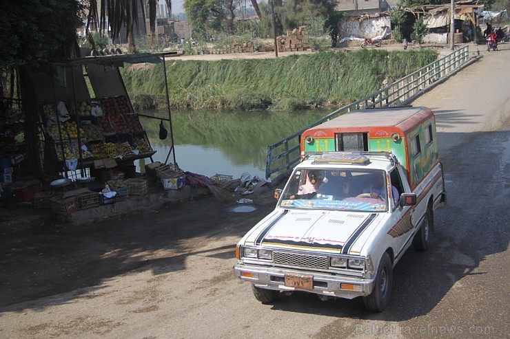 Ēģiptiešu ikdiena maršrutā Hurgada - Luksora caur tūristu autobusa logu ārpus kūrortiem. Vairāk informācijas par ceļojumiem uz Ēģipti - www.goadventur 109617