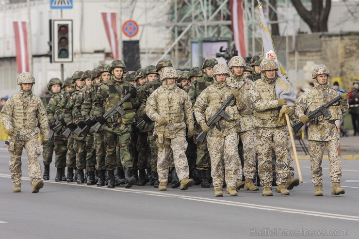 Tūkstošiem cilvēku klātienē vēro Nacionālo bruņoto spēku militāro parādi 109635