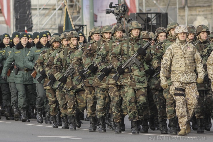 Latvijas Republikas neatkarības proklamēšanas 95.gadadienai veltīto Nacionālo bruņoto spēku militāro parādi 11.novembra krastmalā šodien vēroja tūksto 109637