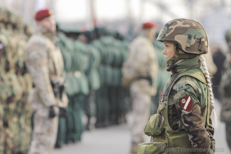 Tūkstošiem cilvēku klātienē vēro Nacionālo bruņoto spēku militāro parādi 109639