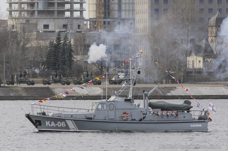 Tūkstošiem cilvēku klātienē vēro Nacionālo bruņoto spēku militāro parādi 109642