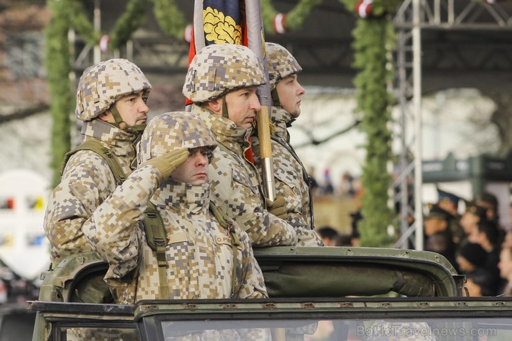 Tūkstošiem cilvēku klātienē vēro Nacionālo bruņoto spēku militāro parādi 109660