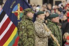 Tūkstošiem cilvēku klātienē vēro Nacionālo bruņoto spēku militāro parādi 10