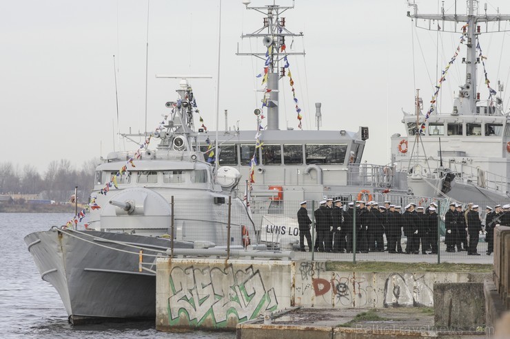 Daugavā svētku laikā tika demonstrēti Jūras spēku kuģi 109717