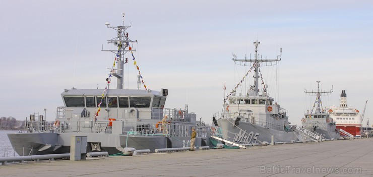 Daugavā svētku laikā tika demonstrēti Jūras spēku kuģi 109718