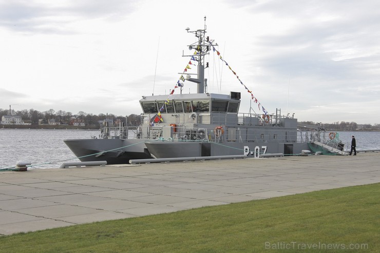 Daugavā svētku laikā tika demonstrēti Jūras spēku kuģi 109719